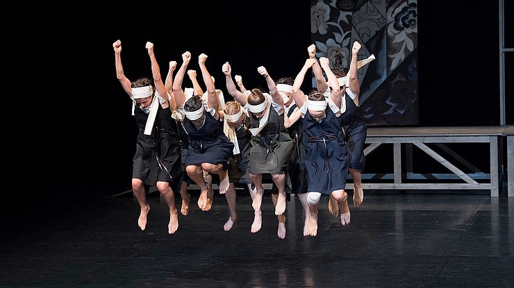 LPH3250029 Spectacle: Les Noces, extrait du programme Nijinska | Voilà la femme,
Chorégraphe: Bronislava Nijinska,
Conception, interprétation des archives: Dominique Brun,
Musique: Igor Stravinsky,
Lumières: Philippe Gladieux,
Costumes: Marie Labarelle,
Scénographie: Odile Blanchard - Atelier Devineau,
Lieu: Chaillot, Théâtre national de la danse, Paris, le 11/09/2020