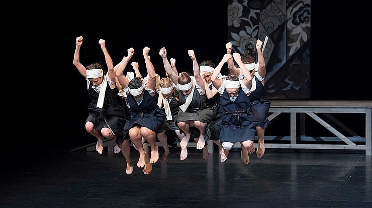 LPH3250030 Spectacle: Les Noces, extrait du programme Nijinska | Voilà la femme,
Chorégraphe: Bronislava Nijinska,
Conception, interprétation des archives: Dominique Brun,
Musique: Igor Stravinsky,
Lumières: Philippe Gladieux,
Costumes: Marie Labarelle,
Scénographie: Odile Blanchard - Atelier Devineau,
Lieu: Chaillot, Théâtre national de la danse, Paris, le 11/09/2020