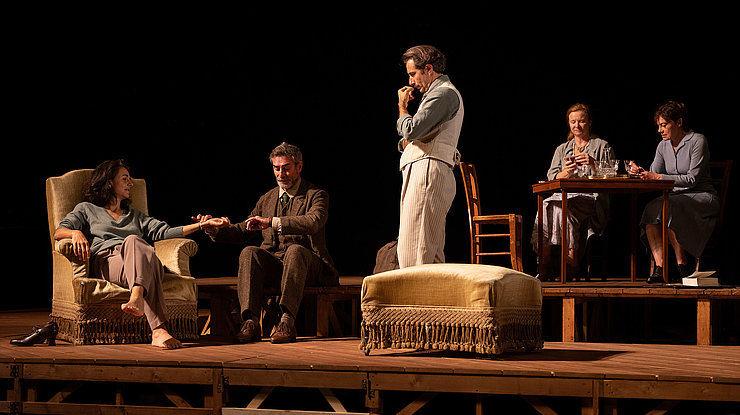 A MONTH IN THE COUNTRY by Ivan Tourgueniev directed by Clément Hervieu-Léger at the Theatre des Celestins, November 2022. With Louis Berthélémy, Clémence Boué, Jean-Noël Brouté, Isabelle Gardien, Juliette Léger, Guillaume Ravoire, Stéphane Facco, Daniel San Pedro, Mireille Roussel, and in alternation Lucas Ponton and Martin Verhoeven. Compagnie des petits champs.
UN MOIS A LA CAMPAGNE de Ivan Tourgueniev mis en scène par Clément Hervieu-Léger au Theatre des Celestins, novembre 2022. Avec Louis Berthélémy, Clémence Boué, Jean-Noël Brouté, Isabelle Gardien, Juliette Léger, Guillaume Ravoire, Stéphane Facco, Daniel San Pedro, Mireille Roussel, et en alternance Lucas Ponton et Martin Verhoeven. Compagnie des petits champs.