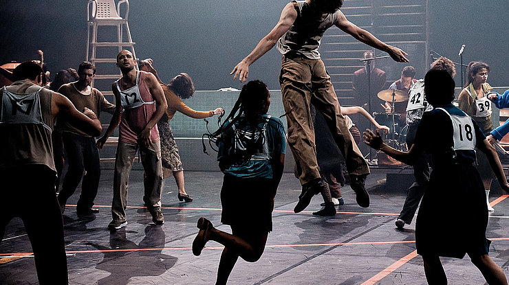 230609-BONR-onacheve-254.raf On achève bien les chevaux
chorégraphie et mise en scène : Bruno Bouche / Clément Hervieu-Leger / Daniel San Pedro
D’après They Shoot Horses, Don’t They ? (1935) de Horace McCoy.
Besse Luca (Rollo),
Facco Stéphane (Rocky),
San Pedro Daniel (Socks),
El Menjra Mhamed ( Guitare Et Contrebasse) (Musicien 1),
Codja Noé ( Trompettiste) (Musicien 2),
Paycha David ( Batteur) (Musicien 3),
Georges Maxime ( Pianiste) (Musicien 4),
Delavaud Marin (James),
Leger Juliette (Ruby),
Doncq Pierre (Mario),
Zusperreguy Muriel (Jackie),
Berthelemy Louis (Freddy),
Cabale Deia (Rosemary),
Bouee Clémence (Gloria),
Hoffalt Josua (Robert),
Weiss Julia (Mattie),
Agrafeil Claude (Madame Highbi),
Les Concurrents
Becker Audrey & Waysenson Hénoc
Buisson Susie & Riviere Jean-Philippe
Coin Noemi & Jeammot Erwan
Enriquez Gonzalez Ana Karina & Pierre-Emile Lemieux-Venne
Fukuda Brett & Lozano Miquel
He Di & Julliard Rubén
Mendo Dias Marta & Lyon Jesse
Olivier Nirina & Reiners Avery
Nummi Leonora & Rupp Cédric
Pernão Alice & Mandogana Khanya
Weiss Julia ( Mattie) & Schmitt Marwik
Xing Dongting & Shimizu Ryo
Lara Wolter & Alain Trividic
Covers : Nour Mathis, Frias Cauê
CCN • Ballet de l’Opéra national du Rhin et de La Compagnie des Petits Champs.
© Agathe Poupeney / Divergence-images.com - 09/06/2023 - La Filature, Scène nationale -