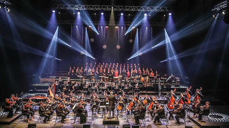 Concert du Nouvel An , au ZÈnith de Pau le 5  janvier 2020 . l ' OPPB dirigÈ par FayÁal Karoui