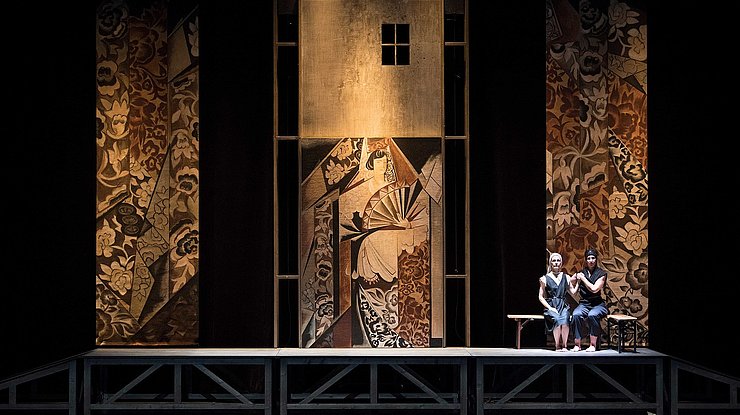 LPH3250044 Spectacle: Les Noces, extrait du programme Nijinska | Voilà la femme,
Chorégraphe: Bronislava Nijinska,
Conception, interprétation des archives: Dominique Brun,
Musique: Igor Stravinsky,
Lumières: Philippe Gladieux,
Costumes: Marie Labarelle,
Scénographie: Odile Blanchard - Atelier Devineau,
Lieu: Chaillot, Théâtre national de la danse, Paris, le 11/09/2020