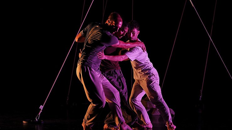 A scene from the rehearsal of the piece FUGA by COMPAGNIE ELIRALE, artistic director and choreographer Pantxika Telleria, performed in Saint-Pee-sur-Nivelle at Larreko on the 25th june 2022. Basque and contemporary dance with live music. Photography by Stephane Bellocq.
Une scène de la répétition de la pièce FUGA par la COMPAGNIE ELIRALE, directrice artistique et chorégraphe Pantxika Telleria, présentée à la salle Larreko de Saint-Pée-sur-Nivelle le 25 juin 2022. Danse basque et contemporaine, avec de la musique live. Photographie de Stéphane Bellocq.